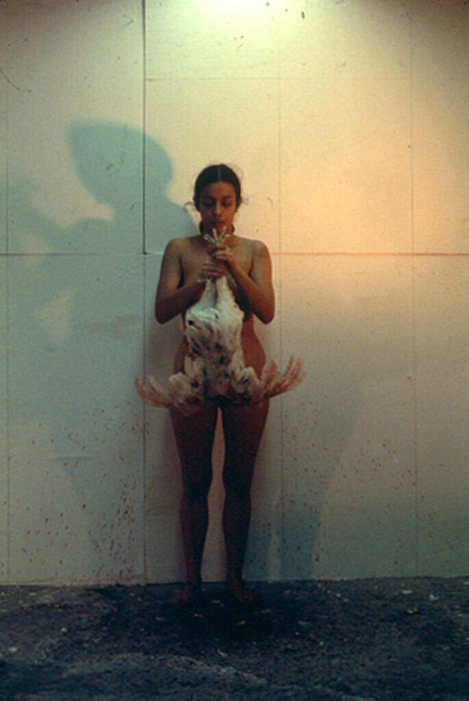 Ana Mendieta (1972) Grass on Woman y Death of a Chicken © The Estate of Ana Mendieta Collection, LLC.
